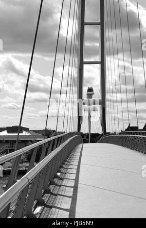 Schwarz und Weiß, natürlich beleuchteten Bild des legendären Infinity Brücke überspannt den Fluss-T-Stücke in Stockton-on-Tees, Großbritannien. Stockfoto