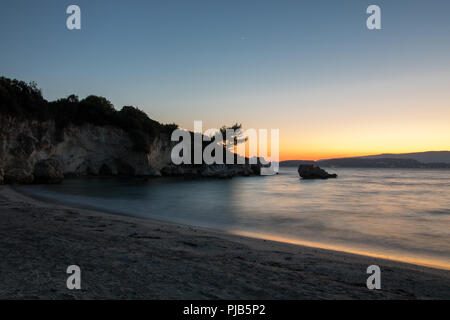 Blaue Stunde auf kalamia Strand in der Nähe des Tourist Resort auf der griechischen Insel Kefalonia Lassi Stockfoto