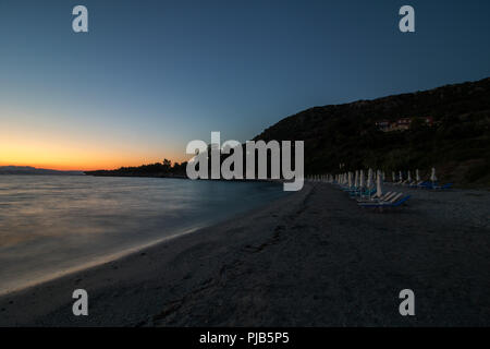 Blaue Stunde auf kalamia Strand in der Nähe des Tourist Resort auf der griechischen Insel Kefalonia Lassi Stockfoto