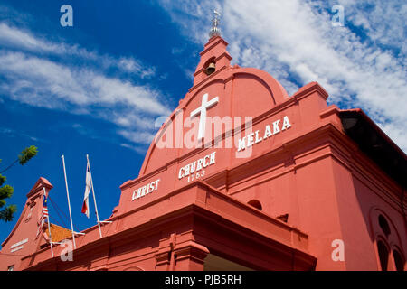 Ein großer Low Angle Shot der rot lackiert 18. Jahrhundert Christ Church in Malakka, Malaysia. Stockfoto