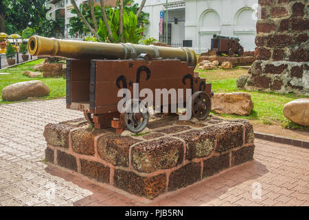 Eine alte große Portugiesische bronze Kanone auf rotem Sandstein Plattform A Famosa, einem ehemaligen portugiesischen Festung in Malakka, Malaysia. Stockfoto