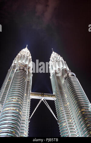 Eine Low Angle Shot von den voll beleuchteten Petronas Twin Towers in der Nacht. Im Dezember 2008 in Kuala Lumpur, Malaysia. Stockfoto