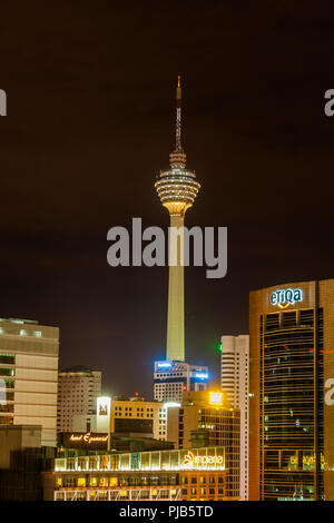 Tolle Aussicht auf die beleuchteten Menara KL Tower bei Nacht, einer der bekanntesten und beliebtesten Wahrzeichen von Malaysia. Im Januar 2009 genommen,... Stockfoto