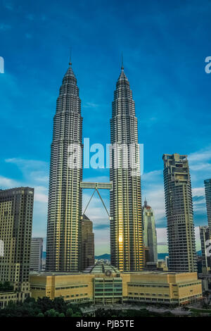 Außergewöhnliche Aussicht auf die Petronas Twin Towers und Suria KLCC in der Morgendämmerung. Im Januar 2009 in Kuala Lumpur, Malaysia. Stockfoto