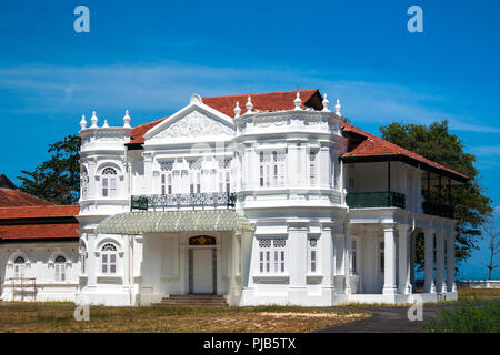 Eine beeindruckende Grand weißen kolonialen Herrenhaus aus dem frühen 20. Jahrhundert an der Küste von Penang mit einem schönen blauen Himmel im Hintergrund,... Stockfoto