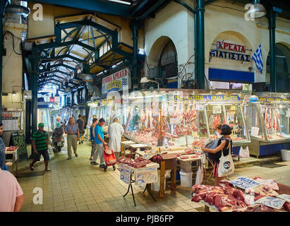 Athen, Griechenland - Juli 2, 2018. Eine Metzgerei von Varvakios, zentrale Markt von Athen. Region Attika, Griechenland. Stockfoto