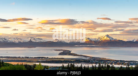 Homer Spit und die Kachemak Bucht von der Oberseite der Saddle Mountain gesehen. Die Kachemak Bay State Park, im Hintergrund der Zugang zu wandern, Rucksackwandern bieten Stockfoto