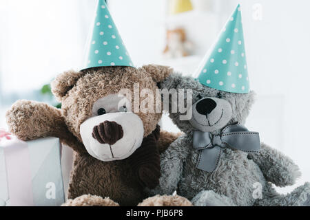 Selektiver Fokus der Teddybären in Kegel und Geschenkverpackung Stockfoto