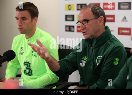 Republik Irland Manager Martin O'Neill und Kapitän Seamus Coleman (links) Während des Trainings in Cardiff City Stadium. Stockfoto