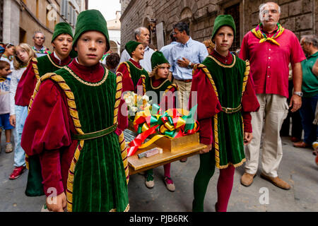 Contrada Kinder nehmen Teil an der Cero Votivo Prozession, der Palio di Siena, Siena, Italien Stockfoto
