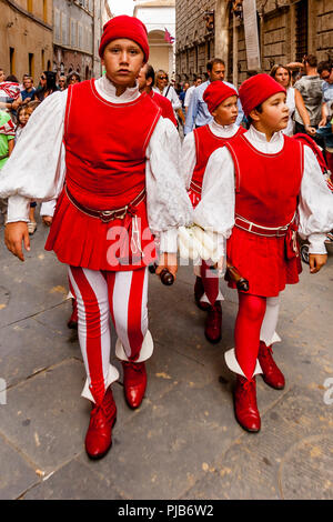 Contrada Kinder nehmen Teil an der Cero Votivo Prozession, der Palio di Siena, Siena, Italien Stockfoto