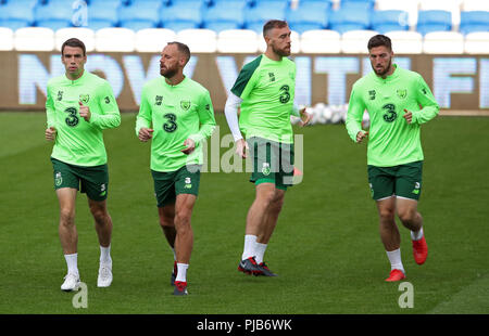 Republik von Irland's (nach rechts) Seamus Coleman, David Meyler, Richard Keogh und Matt Doherty während des Trainings in Cardiff City Stadion links. Stockfoto