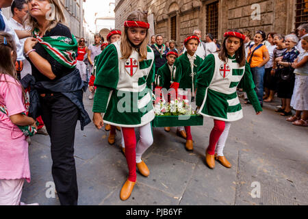 Contrada Kinder nehmen Teil an der Cero Votivo Prozession, der Palio di Siena, Siena, Italien Stockfoto