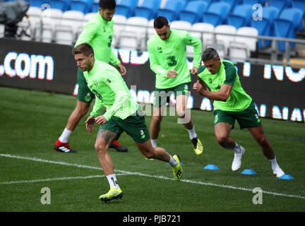 Republik Irland Jeff Hendrick's und Jonathan Walters (rechts) während des Trainings in Cardiff City Stadium. Stockfoto