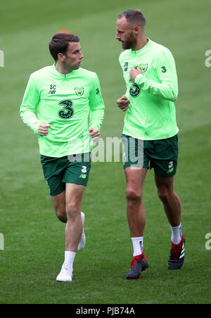 Republik Irland Seamus Coleman und David Meyler (rechts) während des Trainings in Cardiff City Stadium. Stockfoto