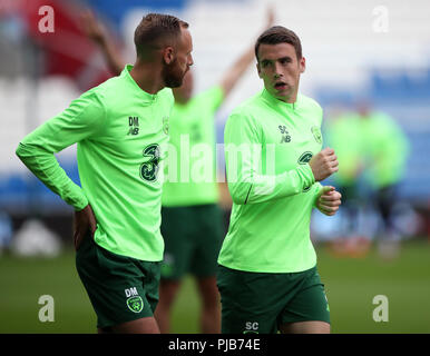 Republik Irland Seamus Coleman (rechts) und David Meyler während des Trainings in Cardiff City Stadium. Stockfoto