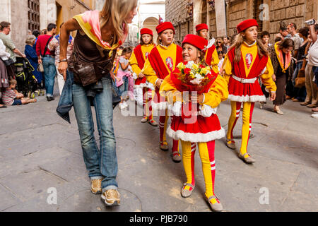 Contrada Kinder nehmen Teil an der Cero Votivo Prozession, der Palio di Siena, Siena, Italien Stockfoto