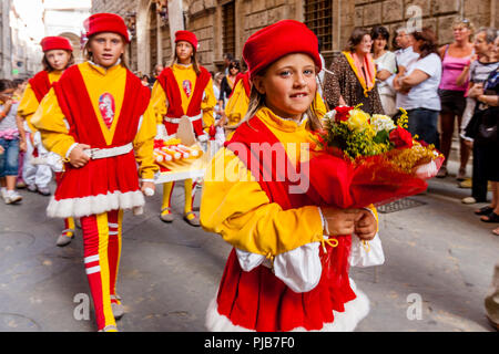 Contrada Kinder nehmen Teil an der Cero Votivo Prozession, der Palio di Siena, Siena, Italien Stockfoto