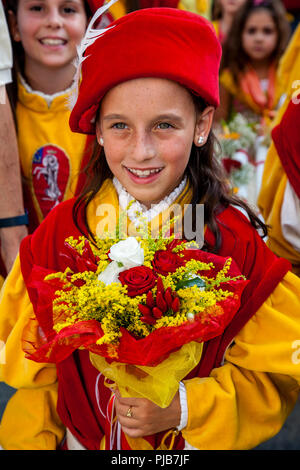 Contrada Kinder nehmen Teil an der Cero Votivo Prozession, der Palio di Siena, Siena, Italien Stockfoto