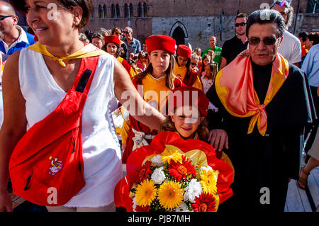 Contrada Kinder nehmen Teil an der Cero Votivo Prozession, der Palio di Siena, Siena, Italien Stockfoto