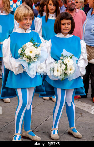 Contrada Kinder nehmen Teil an der Cero Votivo Prozession, der Palio di Siena, Siena, Italien Stockfoto