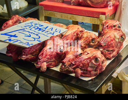 Lamm Köpfe in einer Metzgerei von Varvakios, zentrale Markt von Athen. Region Attika, Griechenland. Stockfoto