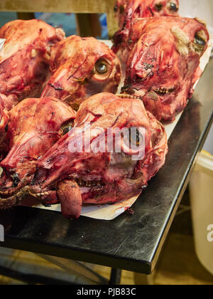 Lamm Köpfe in einer Metzgerei von Varvakios, zentrale Markt von Athen. Region Attika, Griechenland. Stockfoto