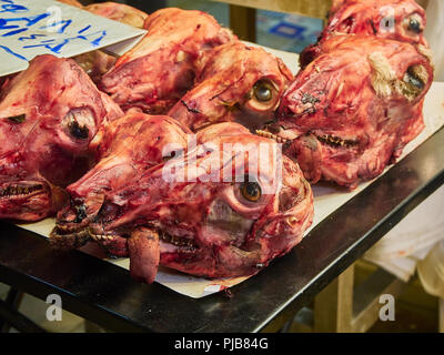 Lamm Köpfe in einer Metzgerei von Varvakios, zentrale Markt von Athen. Region Attika, Griechenland. Stockfoto