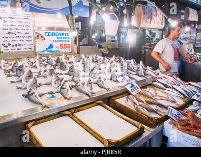Athen, Griechenland - Juli 2, 2018. Ein Fisch shop von Varvakios, zentrale Markt von Athen. Region Attika, Griechenland. Stockfoto