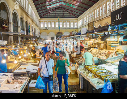 Athen, Griechenland - Juli 2, 2018. Kunden kaufen Fisch in Varvakios, zentrale Markt von Athen. Region Attika, Griechenland. Stockfoto