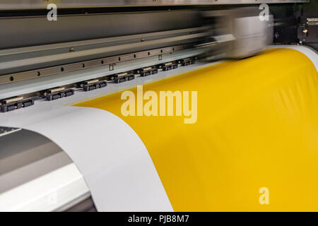 Detail der große Druckkopf Weitergabe gelb glänzend Papierrollen. Stockfoto