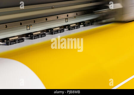 Detail der große Druckkopf Weitergabe gelb glänzend Papierrollen. Stockfoto