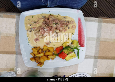 Fleisch filet Medaillons mit campionssouse und Bratkartoffeln Stockfoto