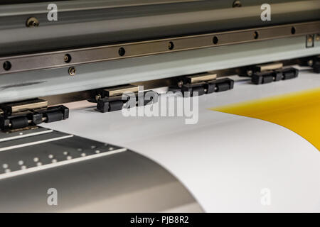 Detail der große Druckkopf Weitergabe gelb glänzend Papierrollen. Stockfoto