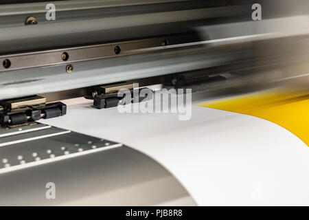 Detail der große Druckkopf Weitergabe gelb glänzend Papierrollen. Stockfoto