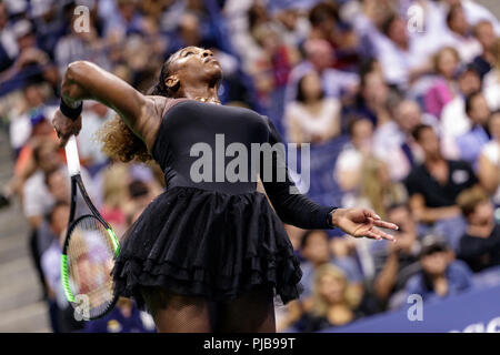 Serena Williams (USA) konkurrieren auf dem 2018 US Open Tennis. Stockfoto