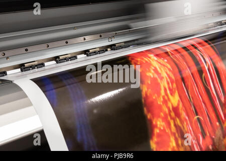 Große professionelle Drucker, Verarbeitung großer vinyl Rollen für die Probenahme in einem massiven Produktion Umwelt. Stockfoto