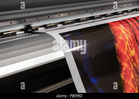 Große professionelle Drucker, Verarbeitung großer vinyl Rollen für die Probenahme in einem massiven Produktion Umwelt. Stockfoto