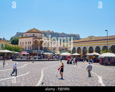 Überqueren von Monastirakiou/Monastiraki Platz mit Tzistarakis Moschee und Nordhang der Athener Akropolis im Hintergrund. Attika, Griechenland. Stockfoto