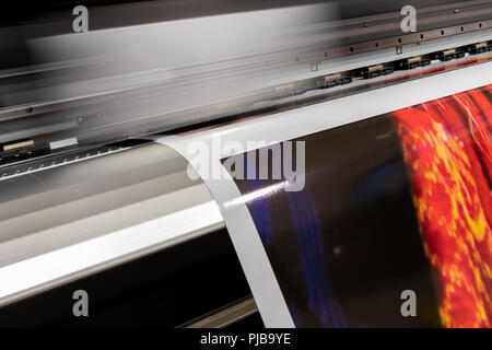 Große professionelle Drucker, Verarbeitung großer vinyl Rollen für die Probenahme in einem massiven Produktion Umwelt. Stockfoto