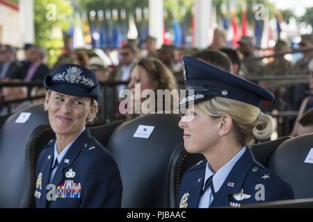 Us Air Force Brig. Gen. Heather L. Pringle, ausgehende Commander, gibt ein Kopfnicken der Genehmigung gegenüber, Brig. Gen. Laura L. Lenderman, eingehende Kommandeur, Generalleutnant Steve Kwast, Kommandeur der Luft Bildung und Ausbildung Befehl, Erläuterungen während der 502Nd Air Base Wing und Joint Base San Antonio Ändern des Befehls Zeremonie an JBSA-Fort Sam Houston MacArthur Parade Feld Juni 6, 2018. Die Änderung des Befehls Zeremonie stellt die formale Übergabe der Zuständigkeit, Befugnis und Verantwortlichkeit der Befehl von einem Offizier zu einem anderen. Stockfoto