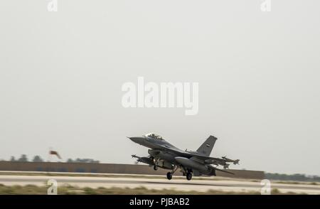 Eine irakische F-16C Fighting Falcon landet auf einem flightline an einem stillen Airbase nach Durchführung einer Koalition - LED-Luftangriff gegen Daesh Syrien, Juni 7th, 2018. In Verbindung mit dem Partner Kräfte Combined Joint Task Force - inhärenten Lösen Niederlagen ISIS und stellt Bedingungen der regionalen Stabilität zu erhöhen. Stockfoto