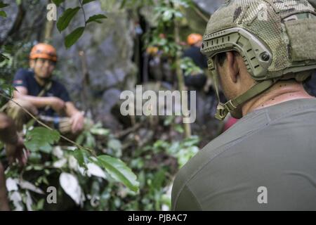 Flieger aus den USA Indo-Befehl (USINDOPACOM) Austausch von Wissen mit den thailändischen Behörden im Juli 1, 2018, in Chiang Rai, Thailand. Die Such- und Rettungsteam besteht aus pararescuemen und Überleben Spezialisten im rescue Techniken und Verfahren geschult, sowie deren Support. Stockfoto