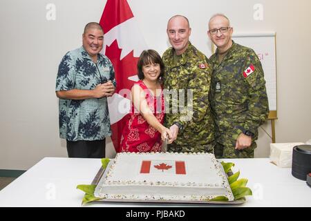 JOINT BASE Pearl Harbor - HICKAM (Juli 01, 2018) Das Personal vom Sheraton Princess Kaiulani Hotel in Hololulu, Hawaii, anwesenden Mitglieder der Kanadischen Streitkräfte Kontingent in den Rand des Pazifik (Rimpac) Übung mit einem Kuchen in Kanada 151. Geburtstag am Canada Day zu comemmorate teilnehmen. 25 Nationen, 46 Schiffe, 5 U-Boote, über 200 Flugzeuge und 25.000 Angestellte beteiligen sich an Rimpac vom 27. Juni bis 2. August in und um die hawaiischen Inseln und Südkalifornien. Die weltweit größte internationale maritime Übung RIMPAC bietet eine einzigartige Gelegenheit, während der Ausbildung Stockfoto