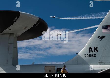 Die US Air Force Thunderbirds fliegen über eine E-3 Sentry der 962Nd Airborne Air Control Squadron während der Arctic Thunder Open House bei Joint Base Elmendorf-Richardson, Alaska, 1. Juli 2018 zugewiesen. Während der Biennale open house, JBER öffnet seine Pforten für die Öffentlichkeit und Hosts, mehrere Akteure einschließlich der US Air Force Thunderbirds, JBER Joint Forces Demonstration und die US Air Force F-22 Raptor Demonstration Team. Stockfoto