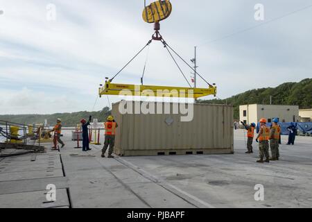 Segler zur Marine Cargo Handling Bataillon (NCHB) 1, Det zugeordnet. Guam, auf Ladung Munition, um die Dosen zu einem frachtschiff am Marinestützpunkt Guam, 2. Juli 2018. NCHB 1 Det. Guam, Commander, Task Force 75 zugeordnet, ist der Marine nur Active Duty cargo handling Bataillon, und ist eine schnell einsetzbare Bedieneinheit der Marine Expeditionary Combat Command, der fähig ist, Be- und Entladen von Schiffen und Flugzeugen in allen klimatischen Bedingungen und Bedrohung. Stockfoto