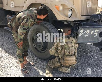 ZABUL PROVINCE, Afghanistan (1. Juli 2018) - - Sicherheitskräfte Unterstützung Brigade Berater arbeiten fleißig an der Seite ihrer afghanischen Kollegen während der AFGHANISCHEN-led-Offensive im Süden Afghanistans. Die NATO-geführte entschlossenen Unterstützung mission Soldaten der afghanischen nationalen Armee unterstützt, um sicherzustellen, dass alle Geräte betriebsbereit war. (NATO Stockfoto