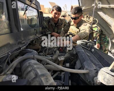 ZABUL PROVINCE, Afghanistan (1. Juli 2018) - - Sicherheitskräfte Unterstützung Brigade Berater arbeiten fleißig an der Seite ihrer afghanischen Kollegen während der AFGHANISCHEN-led-Offensive im Süden Afghanistans. Die NATO-geführte entschlossenen Unterstützung mission Soldaten der afghanischen nationalen Armee unterstützt, um sicherzustellen, dass alle Geräte betriebsbereit war. (NATO Stockfoto