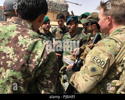 ZABUL PROVINCE, Afghanistan (1. Juli 2018) - - Sicherheitskräfte Unterstützung Brigade Berater arbeiten fleißig an der Seite ihrer afghanischen Kollegen während der AFGHANISCHEN-led-Offensive im Süden Afghanistans. (NATO Stockfoto