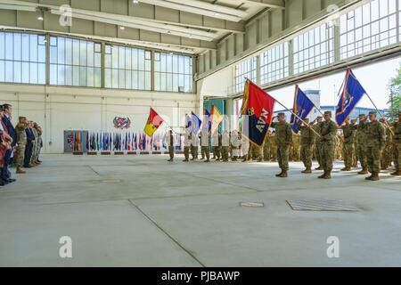 Brig. Gen. Richard R. Coffman (ganz links), stellvertretender Kommandierender General des 1.Infanterie Division und der Kommandant der United States Army Europe Mission Befehl Element, begrüßt die Soldaten des 1. Luft Kavallerie Brigade, 1.Kavallerie Division, Fort Hood, Texas, und 4 Combat Aviation Brigade, 4 Infanterie Division, Fort Carson, Colo, während einer Übertragung der Autorität Zeremonie bei Storck Kaserne in Illesheim, Deutschland, 2. Juli 2018 statt. Nach der Luftfahrt Unterstützung und Vermögenswerte während neun Monaten Atlantic mission lösen, 1. ACB's rotational Bereitstellung abgeschlossen ist und 4. CAB übernimmt Respons Stockfoto